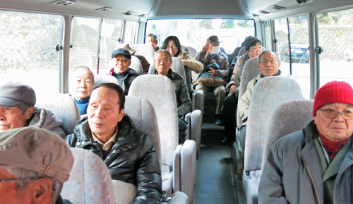 送迎バスで旅館に